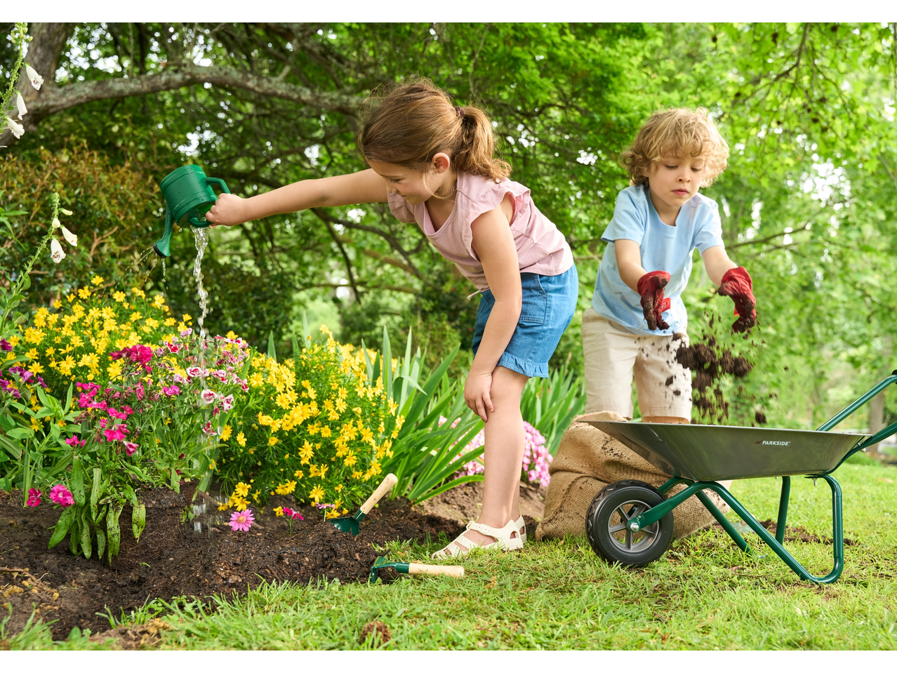 Dječja kolica s vrtnim alatom