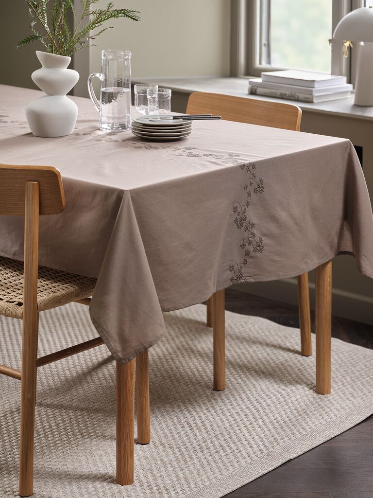 Stolnjak GULSIPPA 140x240 tamni pijesak