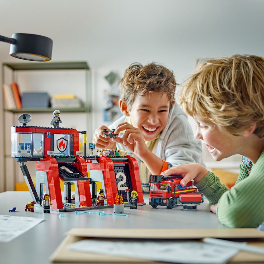 Lego vatrogasna postaja i vatrogasni kamion